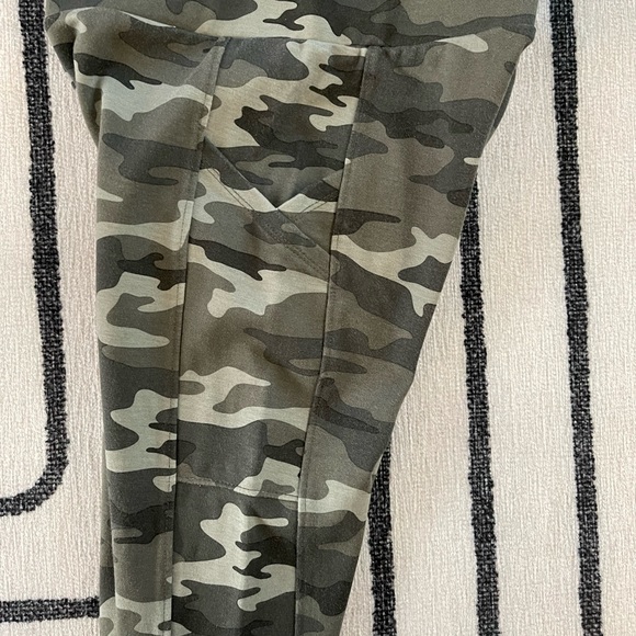 Lou & grey camo petite leggings - Picture 4 of 7